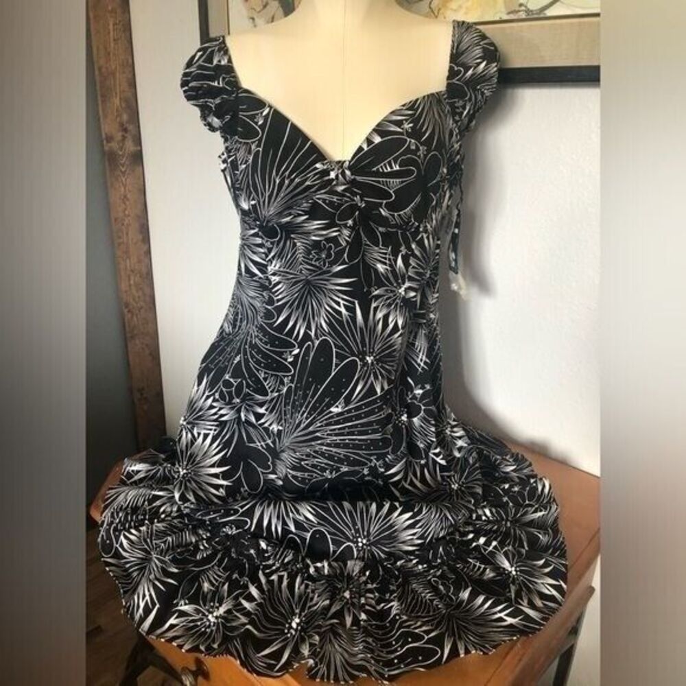 Muse NWT Black/White dress. Size‎ 10